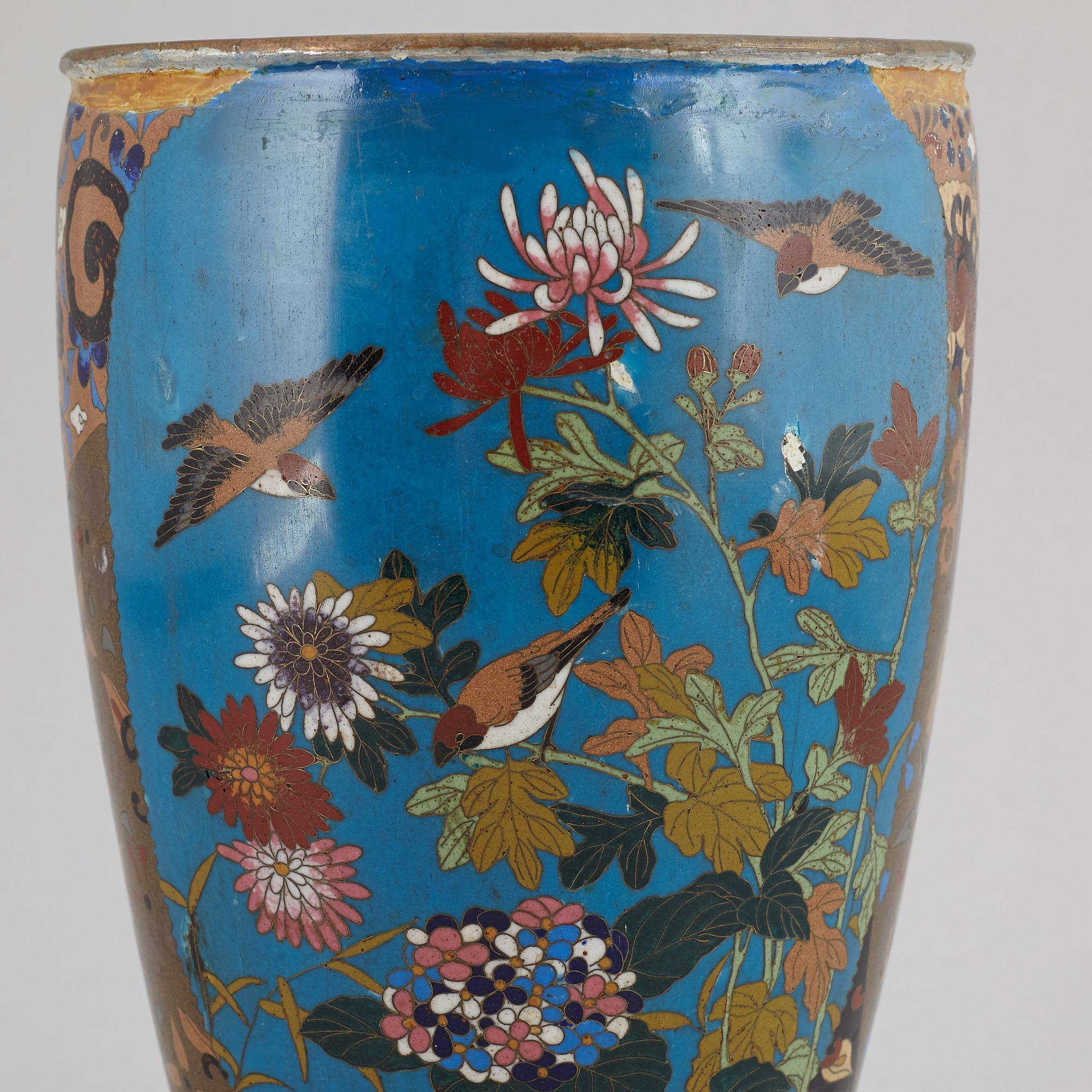 A Japanese cloisonne vase, 20th century.