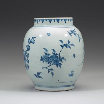 A blue and white Transitional jar, 17th century.