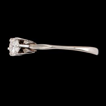 RING, 18 k vitguld, briljantslipad diamant 0.41 ct. Vikt 2,5 g.