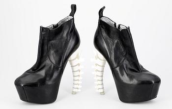 678. A pair of black leather ancle boots by Dsquared.