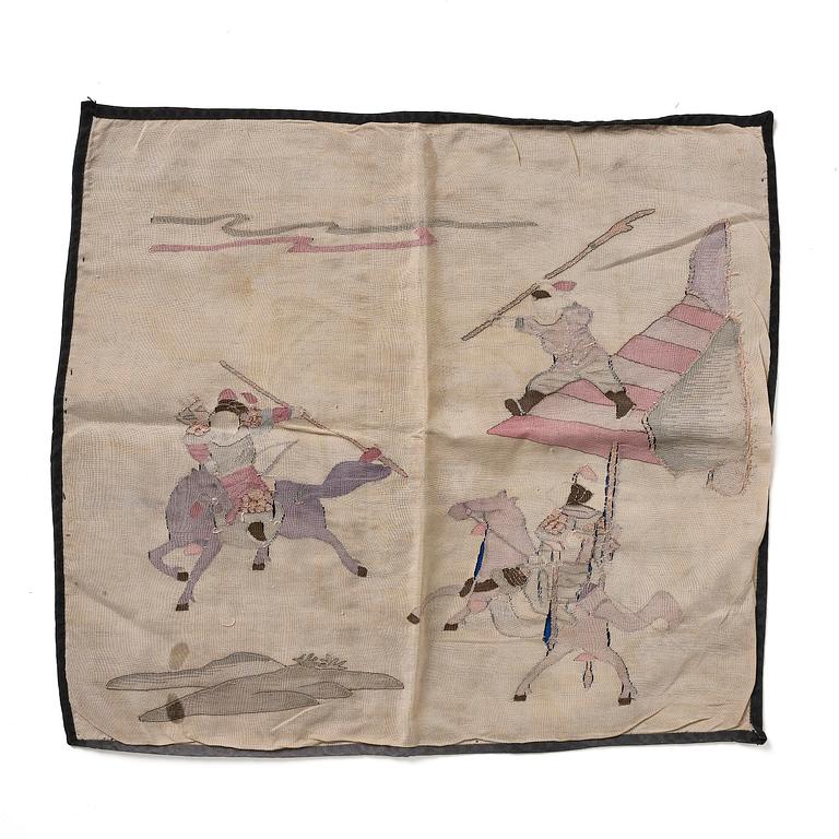 Stolsöverdrag samt tygfragment, tre delar, broderat siden. Qingdynastin.