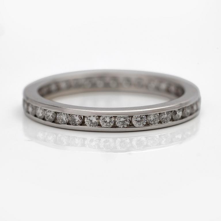 Wedding band, 18K white gold with brilliant-cut diamonds.