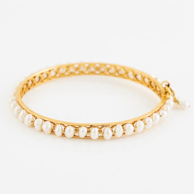 Arm ring, 18K gold with pearls.