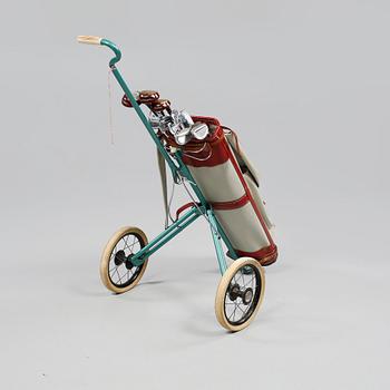 GOLFBAG med VAGN och KLUBBOR, 13 st, 1900-talets tredje kvartal.