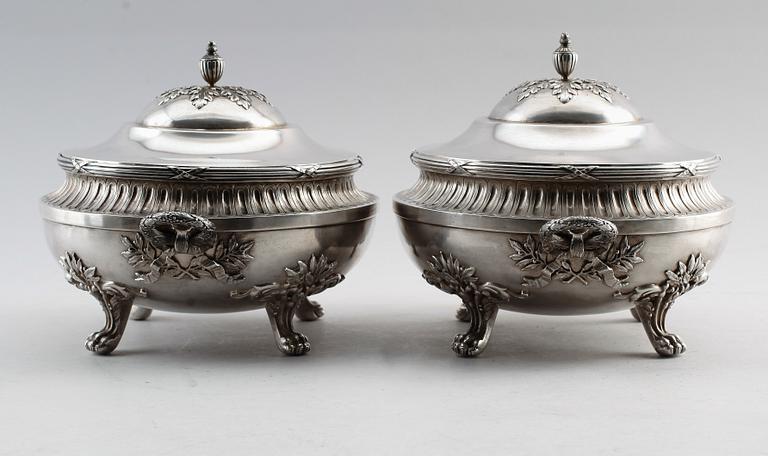 TERRINER, 1 par, silver, gustaviansk stil, stämplar Fallon, Belgien, omkring år 1900. Vikt ca 2340 g.