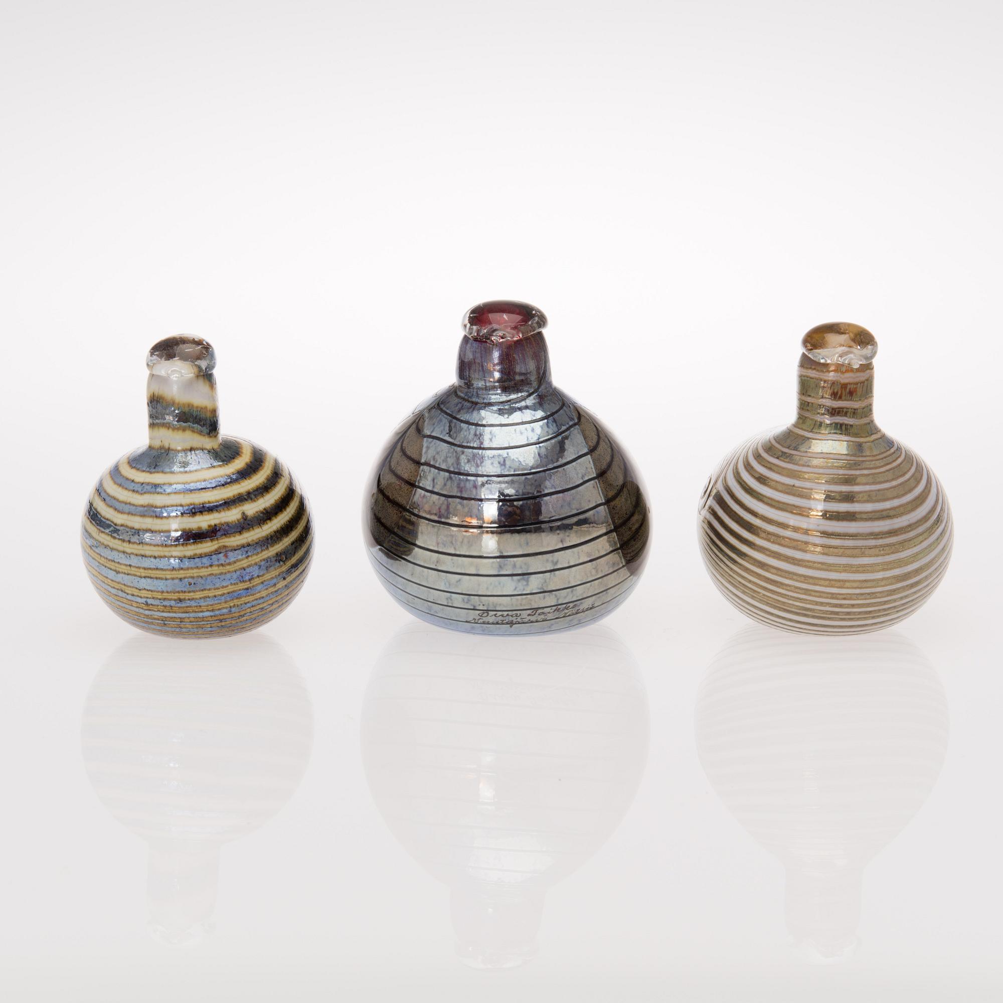 Three glass birds by Oiva Toikka. Signed Oiva Toikka, Nuutajärvi, Notsjö.