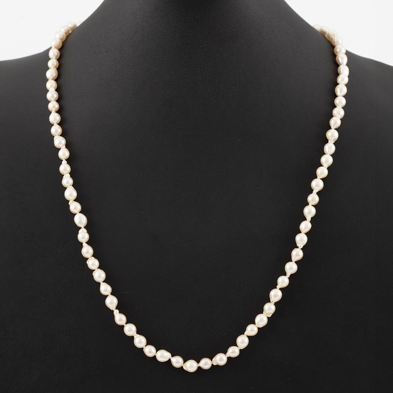 Necklace and bracelet, with cultured pearls, clasp 8K gold.