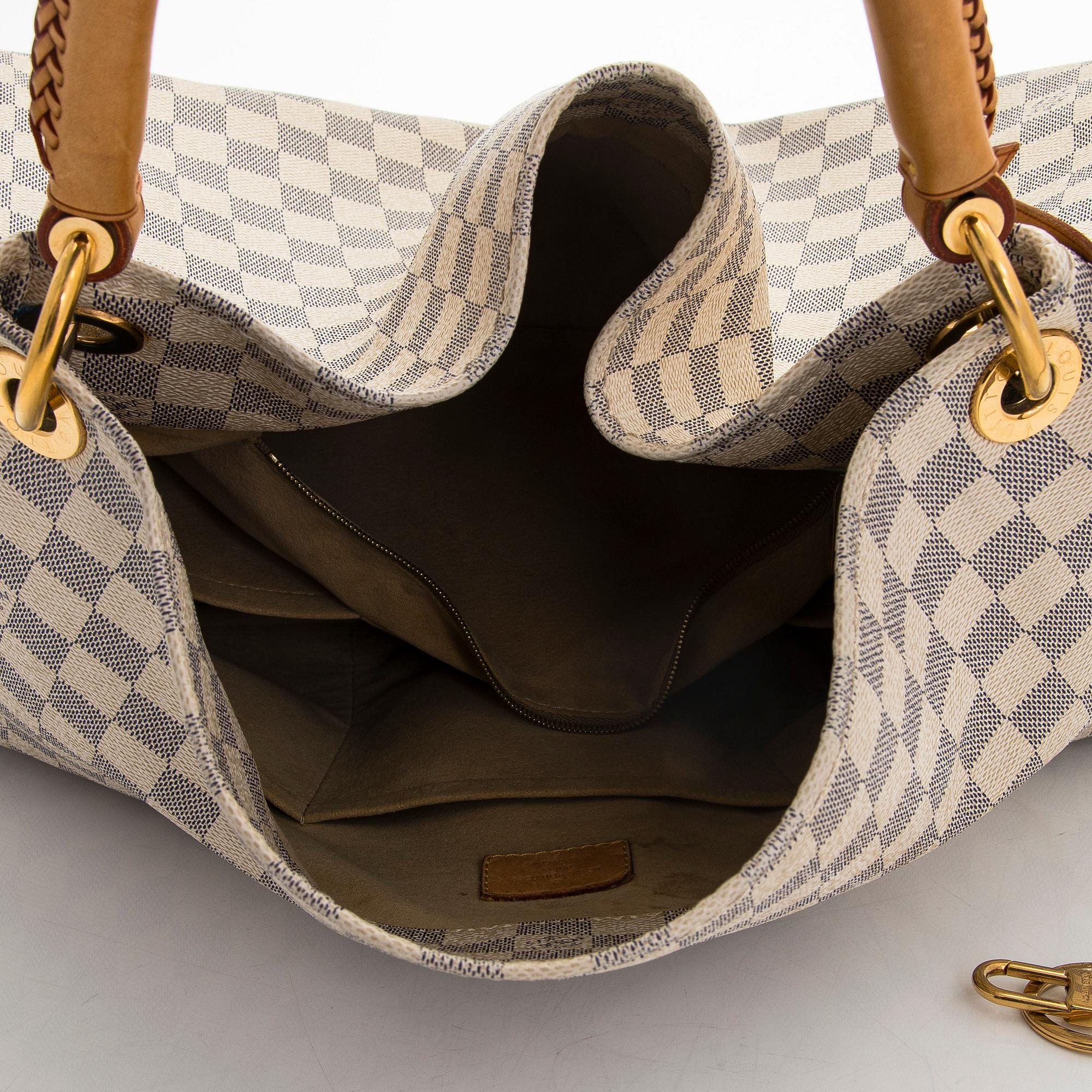 Louis Vuitton, an 'Artsy MM' handbag.