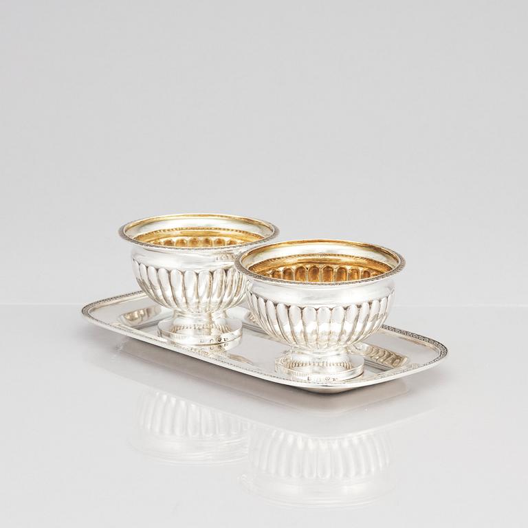 Anders Lundqvist, geléskålar, ett par samt ställning, delvis förgyllt silver, Stockholm 1817. Empire.