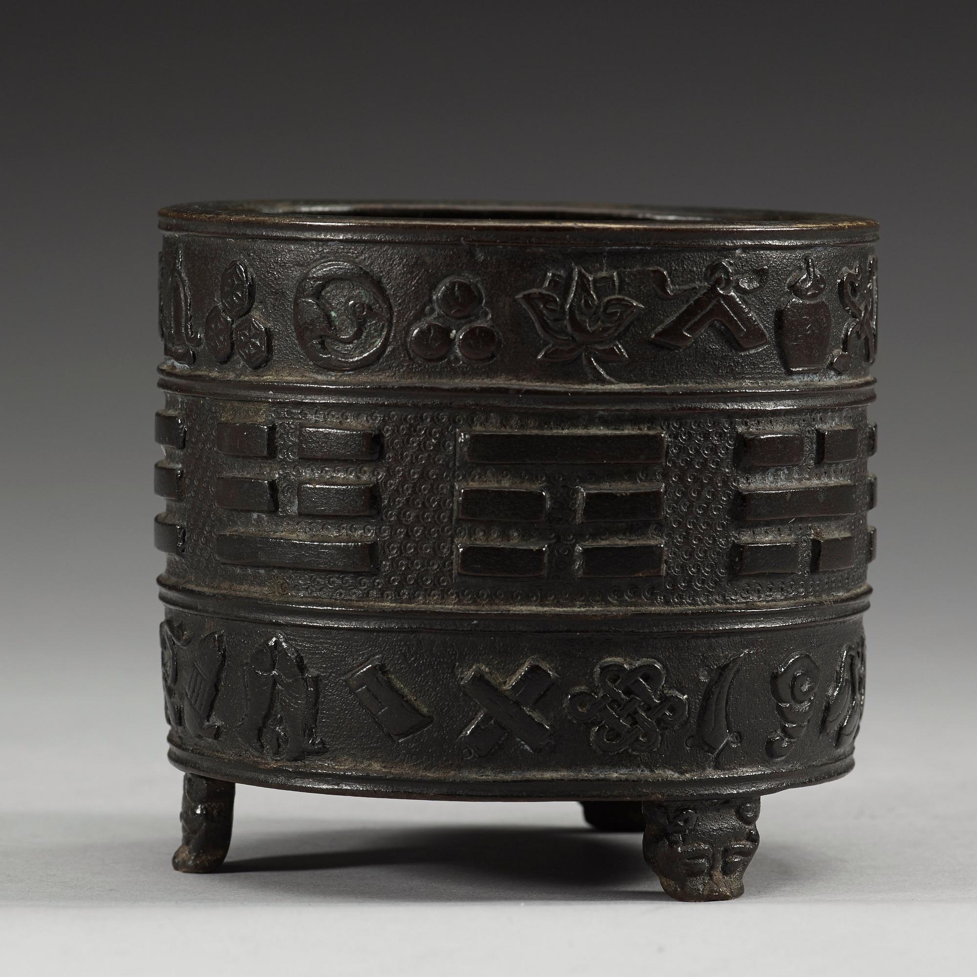 RÖKELSEKAR, brons. Ming dynastin, 15/1600-tal, med inristat fyra karaktärers Hu Wenming märke.