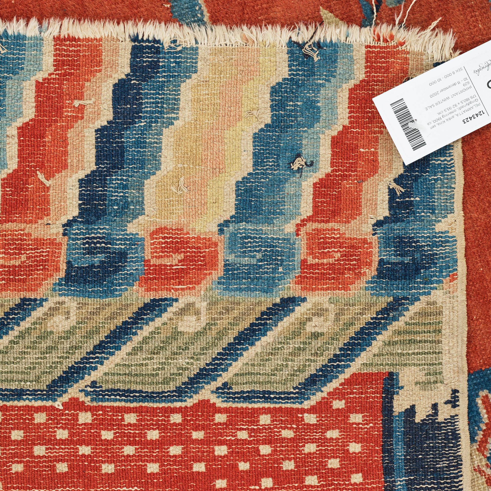 A pillar rug, an antique Chinese, late Qing dynasty, around 1900, ca 178-180,5 x 92-93,5 cm.