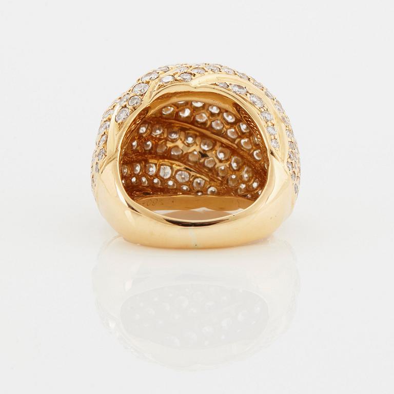 A Cartier ring in 18K gold set with round brilliant-cut diamonds.