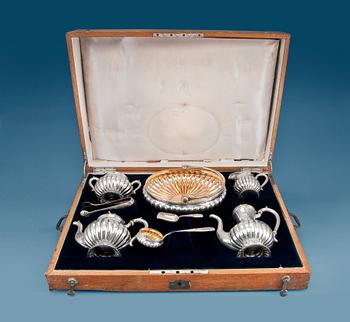 240. KAFFE- OCH TESERVIS, 8 DELAR. 84 silver. Johann Tobiassov St. Petersburg 1896-1907. Silvervikt 3082 g.