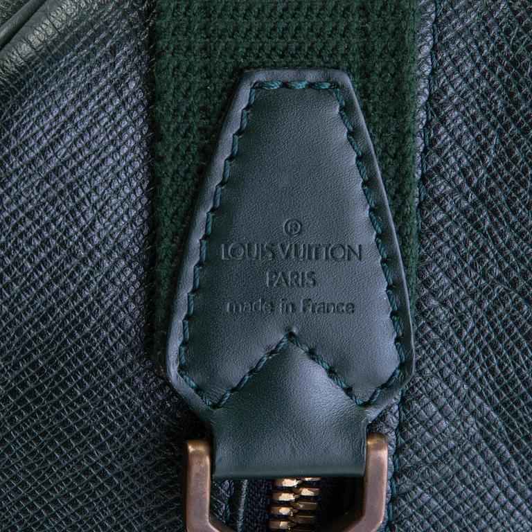 LOUIS VUITTON Green Taïga Kendall GM Travel bag.