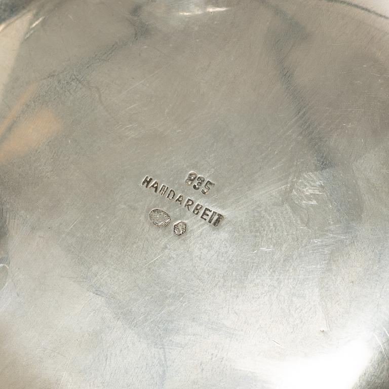 Bricka, gräddkanna, sockerskål samt sockertång, silver, rokokostil, 1900-tal.