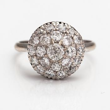 Ring, 18K vitguld och diamanter ca 1.00 ct tot. Hallbergs Guldsmeds Ab, Stockholm 1959.