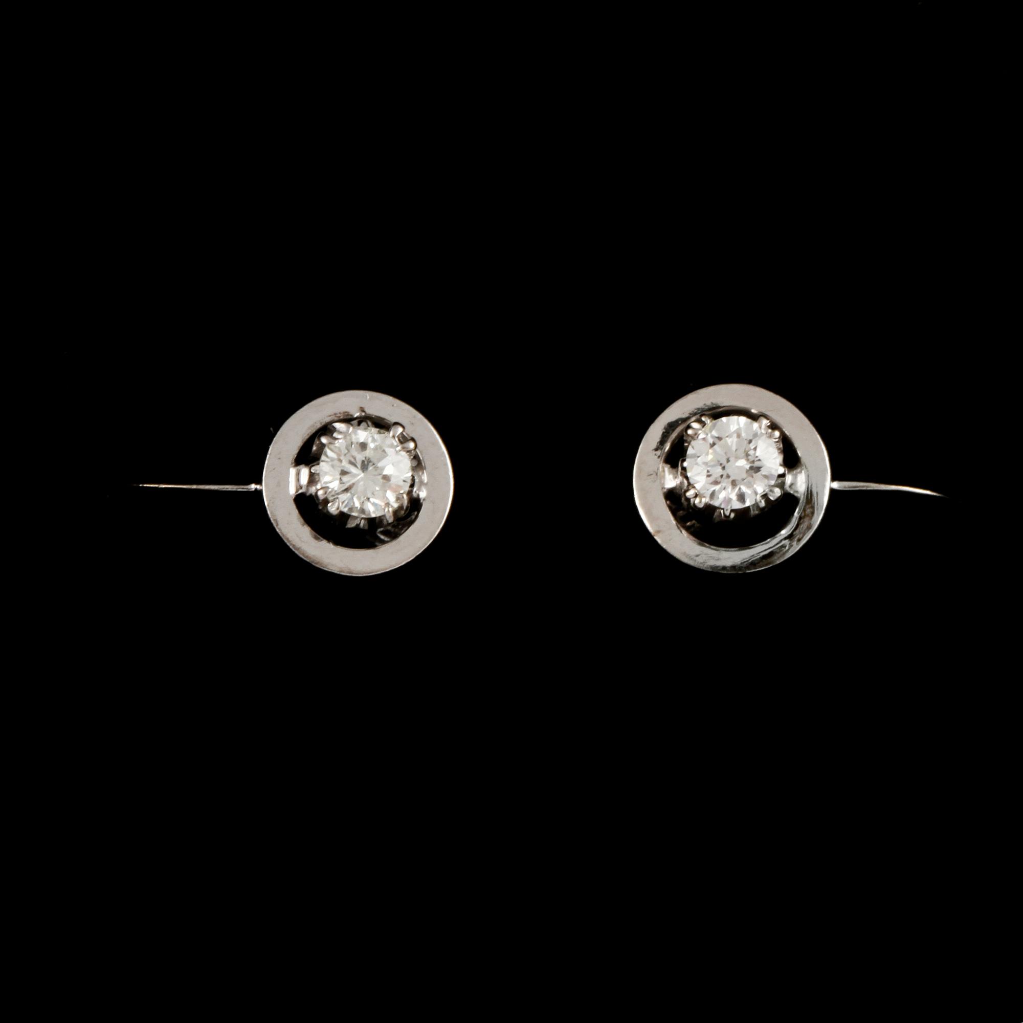 ÖRHÄNGEN, ett par, 18k vitguld med 2 briljantslipade diamanter, totalt ca 0,2 ct. Vikt 2 g.