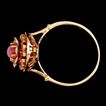 RING, 18 k guld och rosatonad sten, 1900-talets andra hälft. Total vikt ca 3 g.