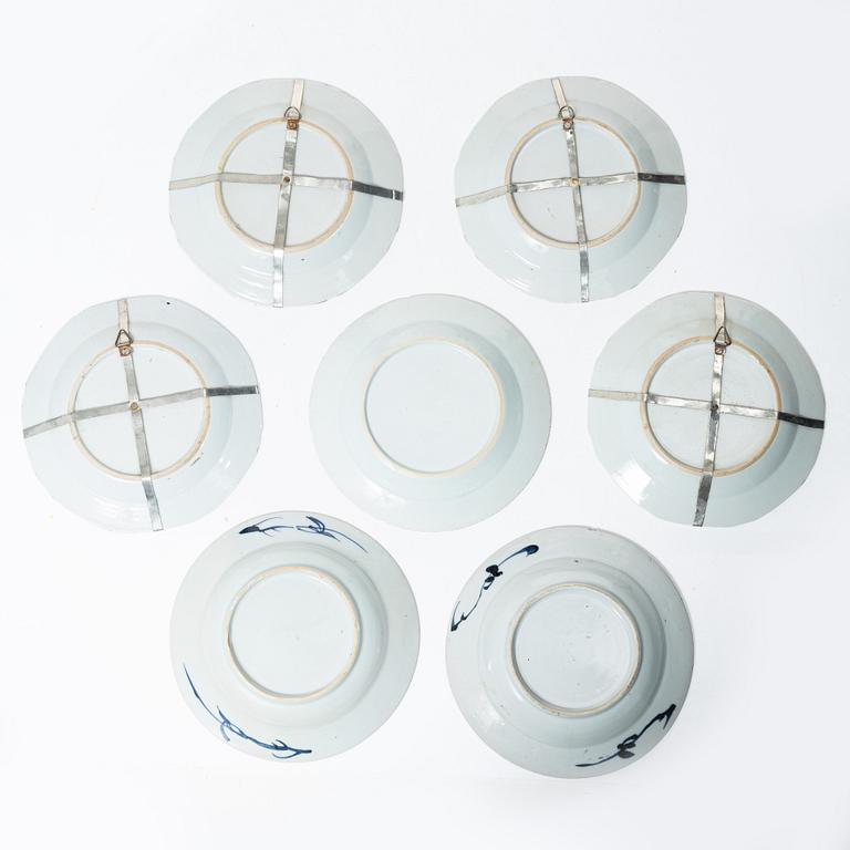 14 blue and white berry plates and five small plates, porcelain, China, Qianlong (1736-95) and Jiaqing (1796-1820).
