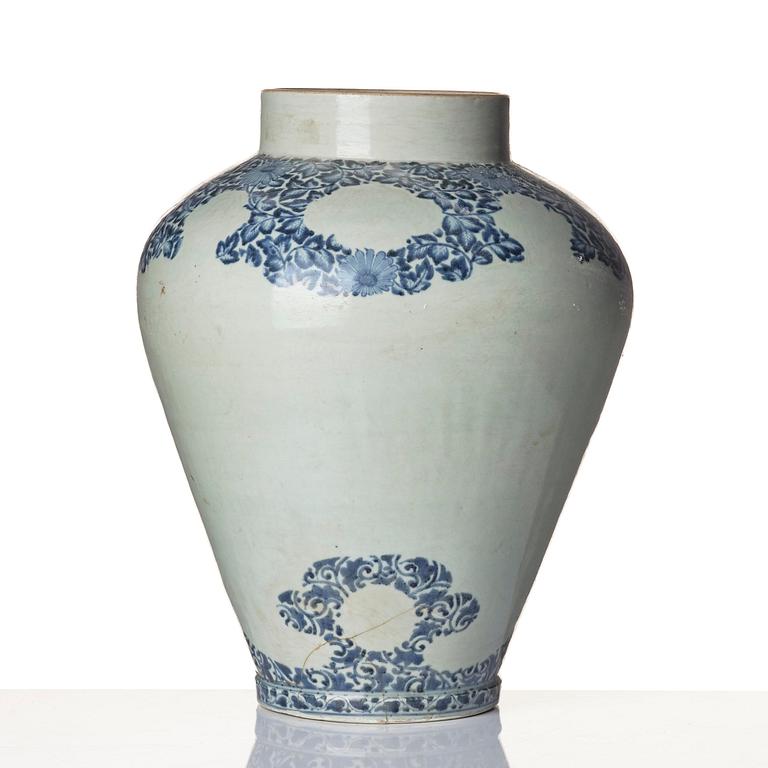 A Japanese blue and white porcelain urn, Genroku, Edo (1603-1868).