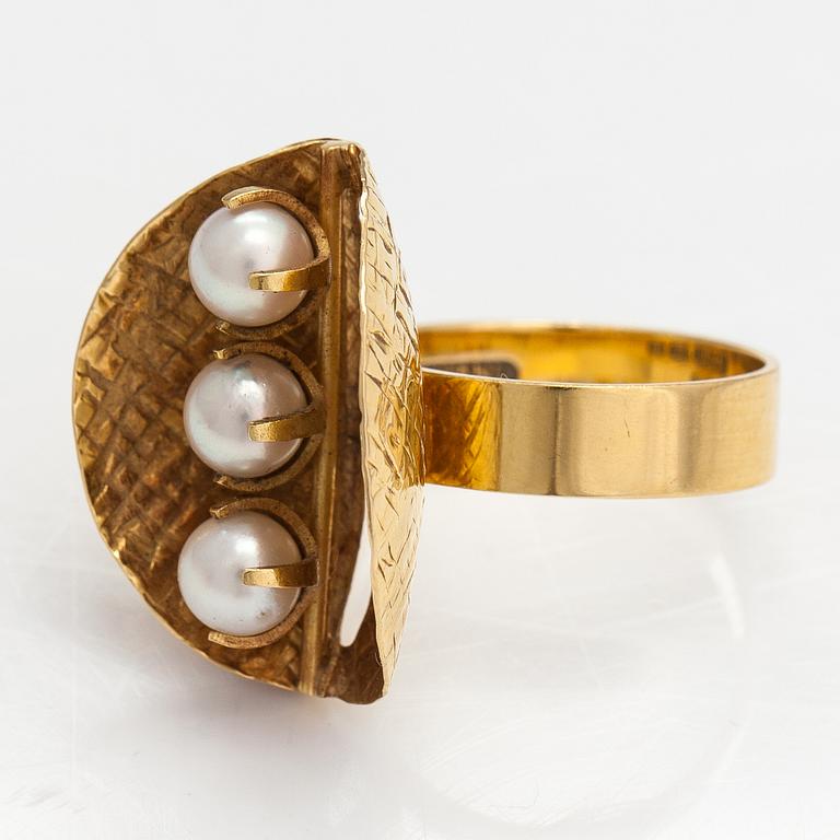 Elis Kauppi, an 18K gold ring with cultured pearls. Kupittaan kulta, Turku.