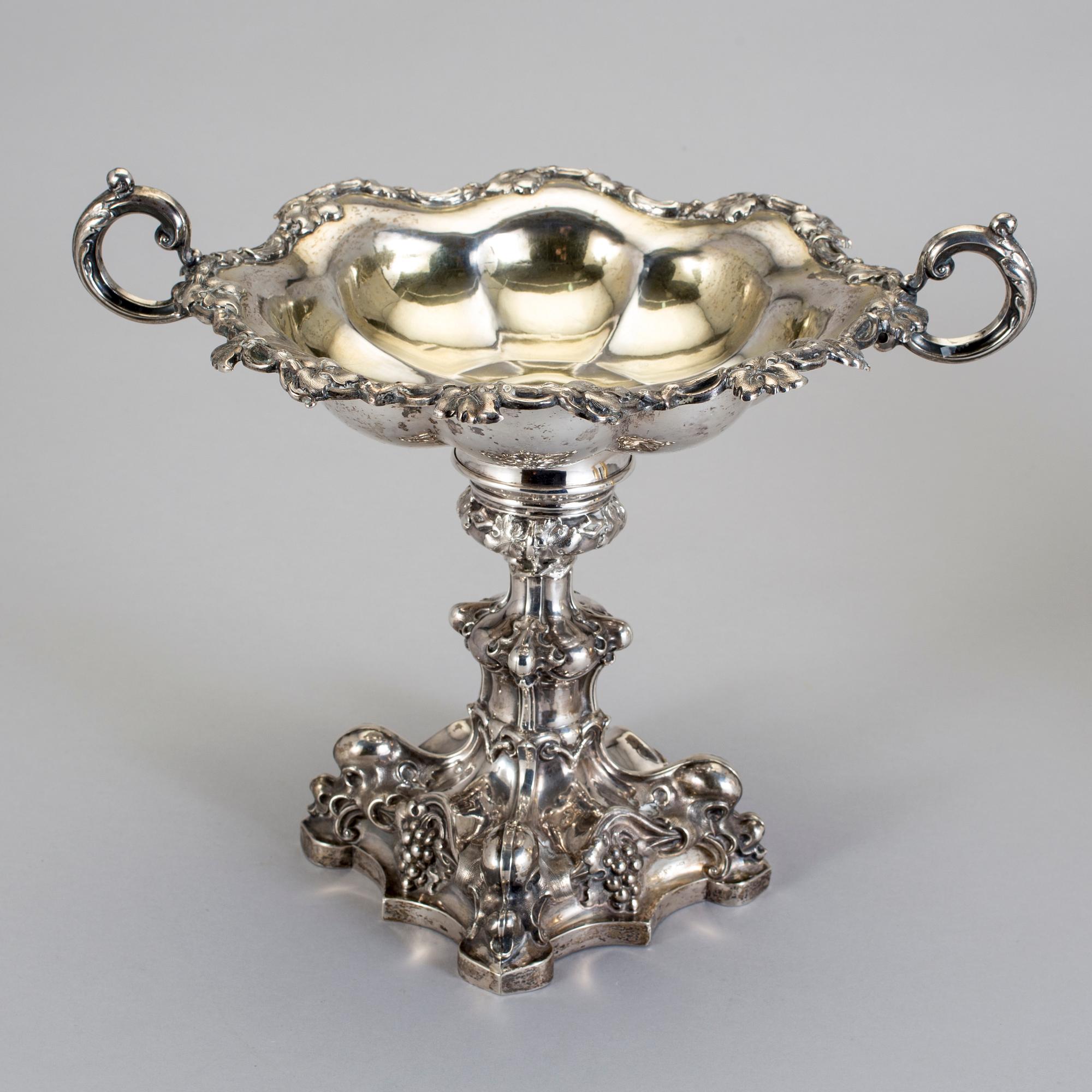 TAZZA, silver, William Lyon, Göteborg, 1856. Vikt ca 620 gram.