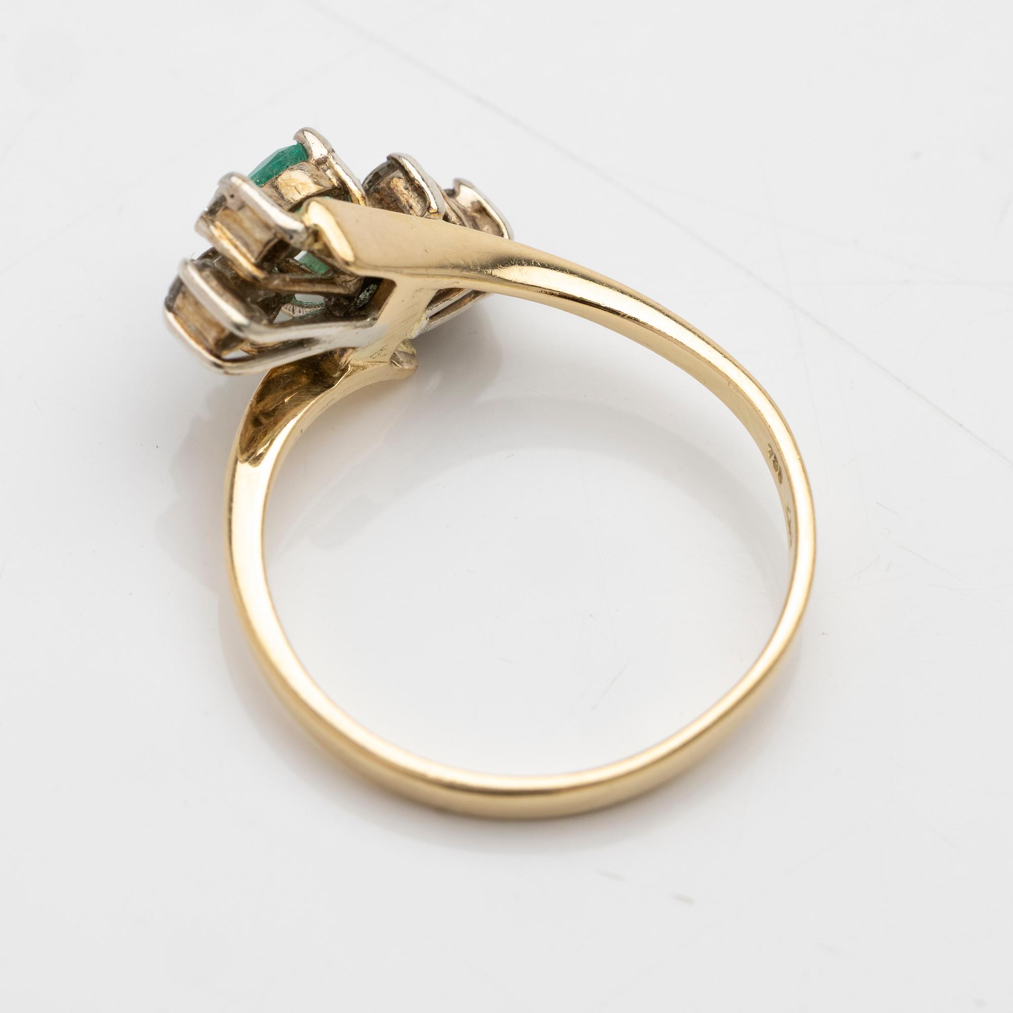 18K gold ring with emerald and diamonds.