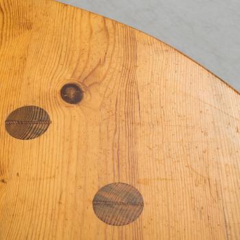 A pine dining table attributed to Roland Wilhelmsson. Second half of the 20th century.