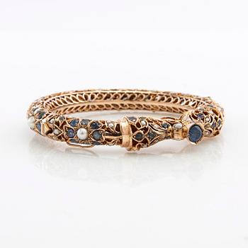 Bracelet of 14K rose gold with faceted sapphires and cultured pearls, India 1960s.