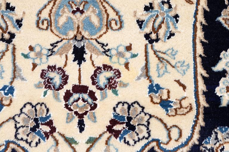 Matta, Nain, Ca 300 x 200 cm.