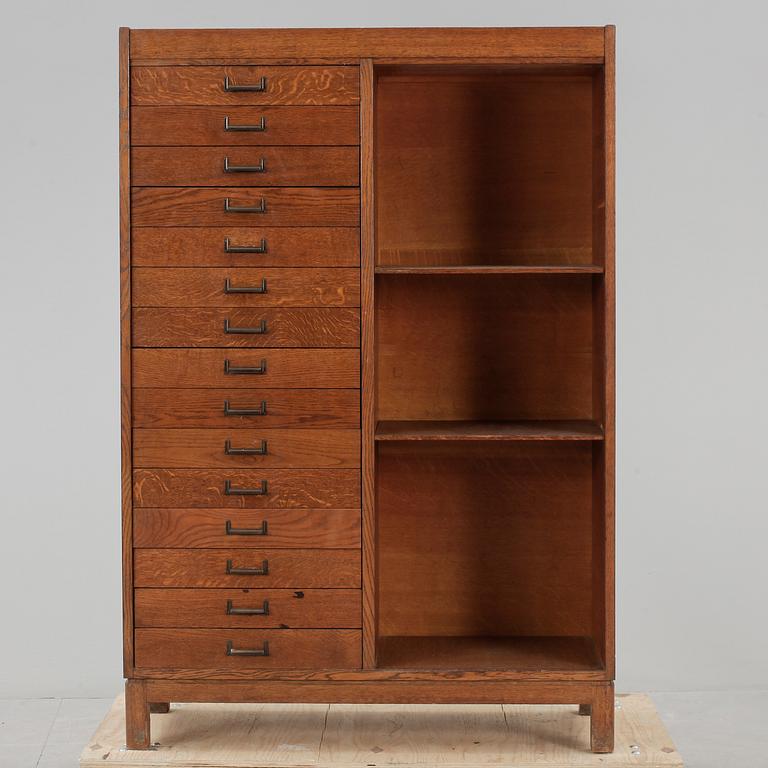 DOKUMENTSKÅP, 1900-talets första hälft.