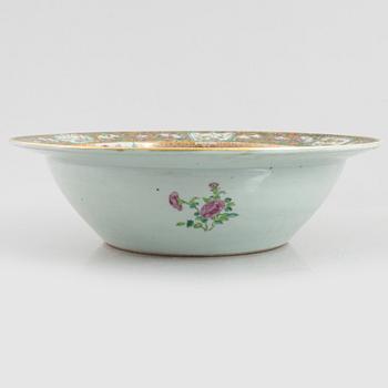A Chinese Canton porcelain basin, Qing dynsaty, 19th century.