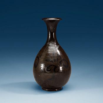 A brown glazed vase, Song dynasty. (960-1279).