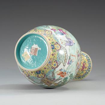 VAS, porslin. Troligen Republik, 1900-tal, med Qianlong sigillmärke.