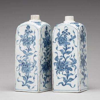 A pair of blue and white bottles, Ming dynasty, 17th Century.