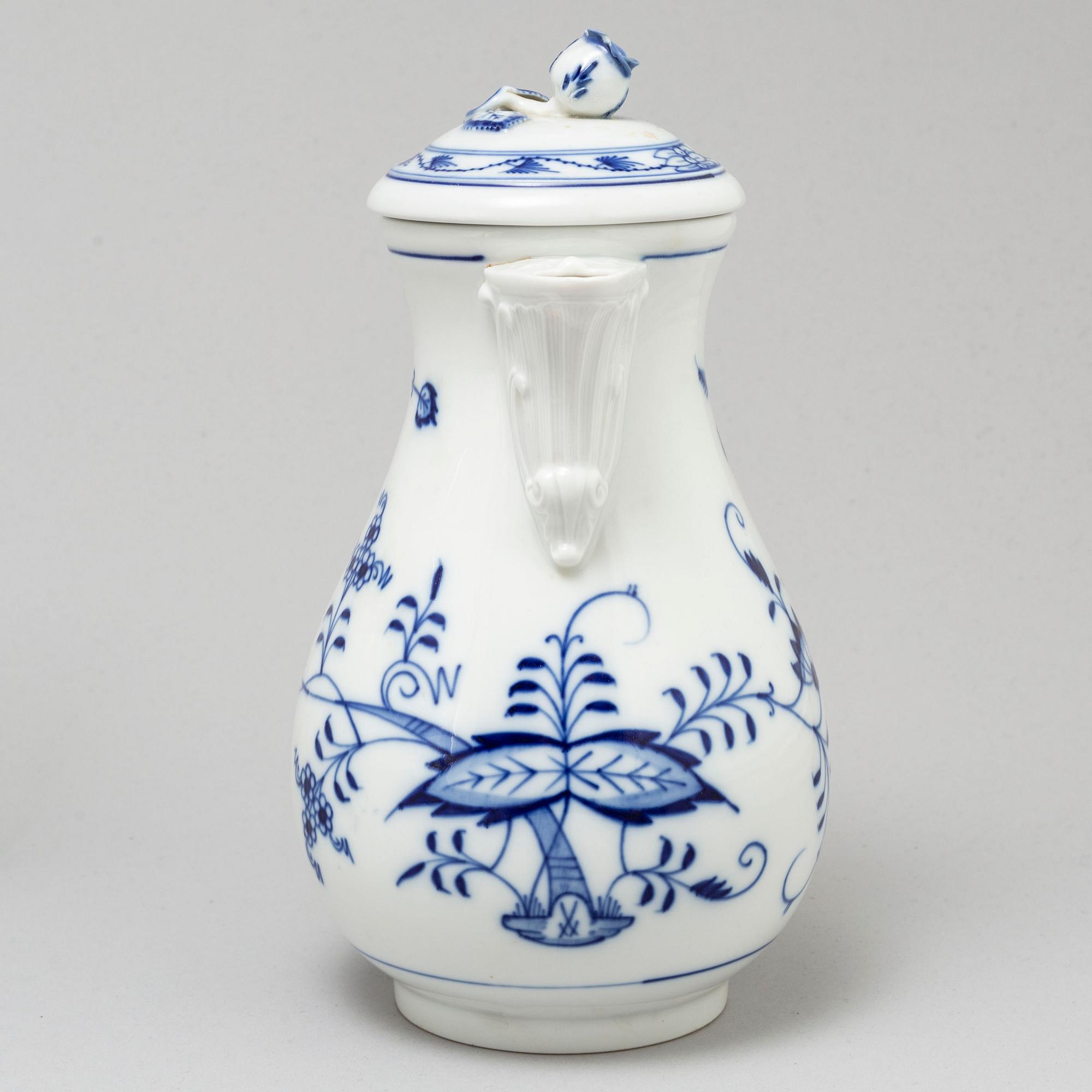 A Meissen part 'Blue Onion' coffee and dinner porcelain service, Germany, 20th century (33 pieces).