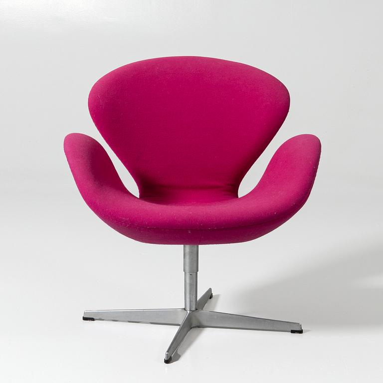 Arne Jacobsen, Armchair "Swan", Fritz Hansen, 2004.