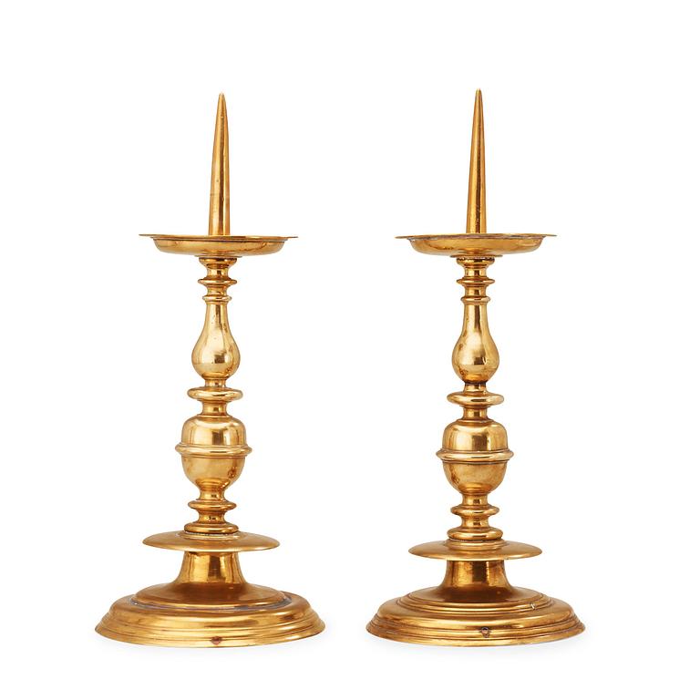 LJUSSTAKAR, ett par. Barock, 1600-tal.