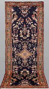 A Hamadan runner, ca 305 x 101 cm.
