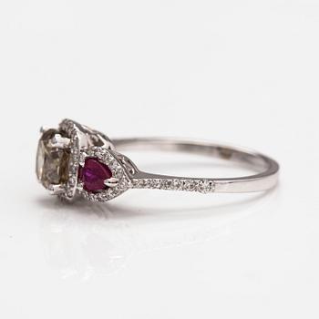 A 14K white gold ring with diamonds ca. 1.50 ct in total and rubies ca. 0.39 ct in total. GWlab-certificate.