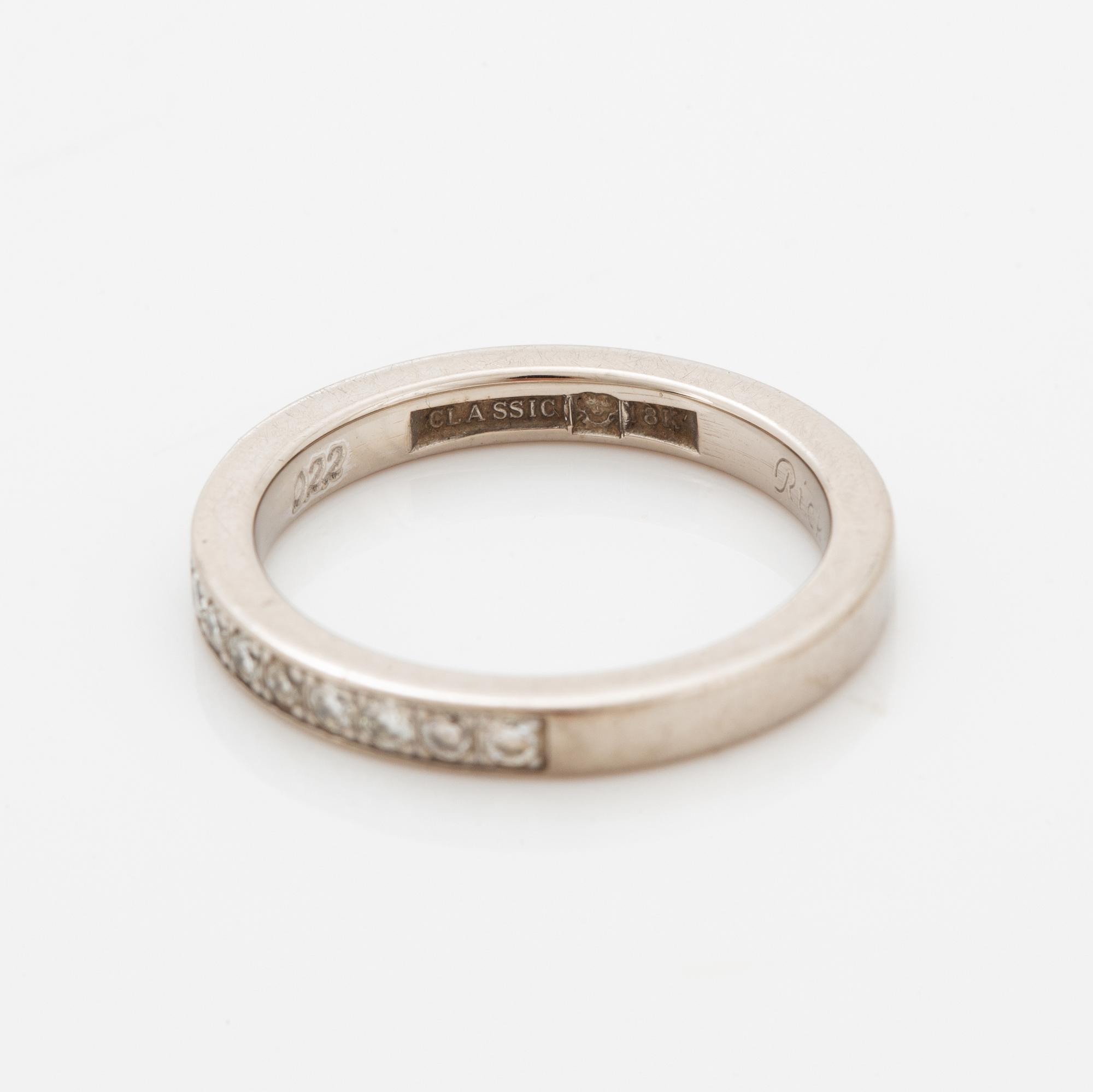 Brilliant-cut diamond half eternity ring.