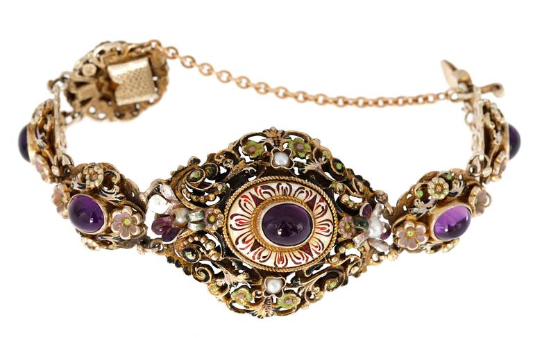 GARNITYR, 5 delar, bestående av collier, armband, brosch, örhängen samt ring. 1920-tal.