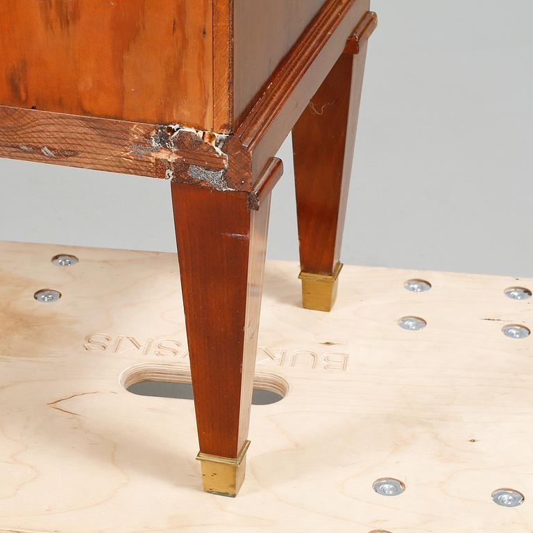 BOKHYLLOR, ett par, 1900-talets första hälft.