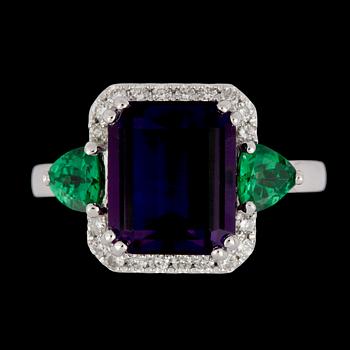 RING, trappslipad ametist, 4.85 ct, tsavoriter, ca 1 ct och briljantslipade diamanter, tot. 0.27 ct.