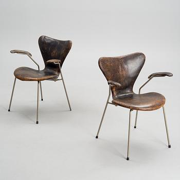 ARNE JACOBSEN, A pair of "Series 7" armchairs, manufacturer Fritz Hansen, Denmark, mid 20th century.