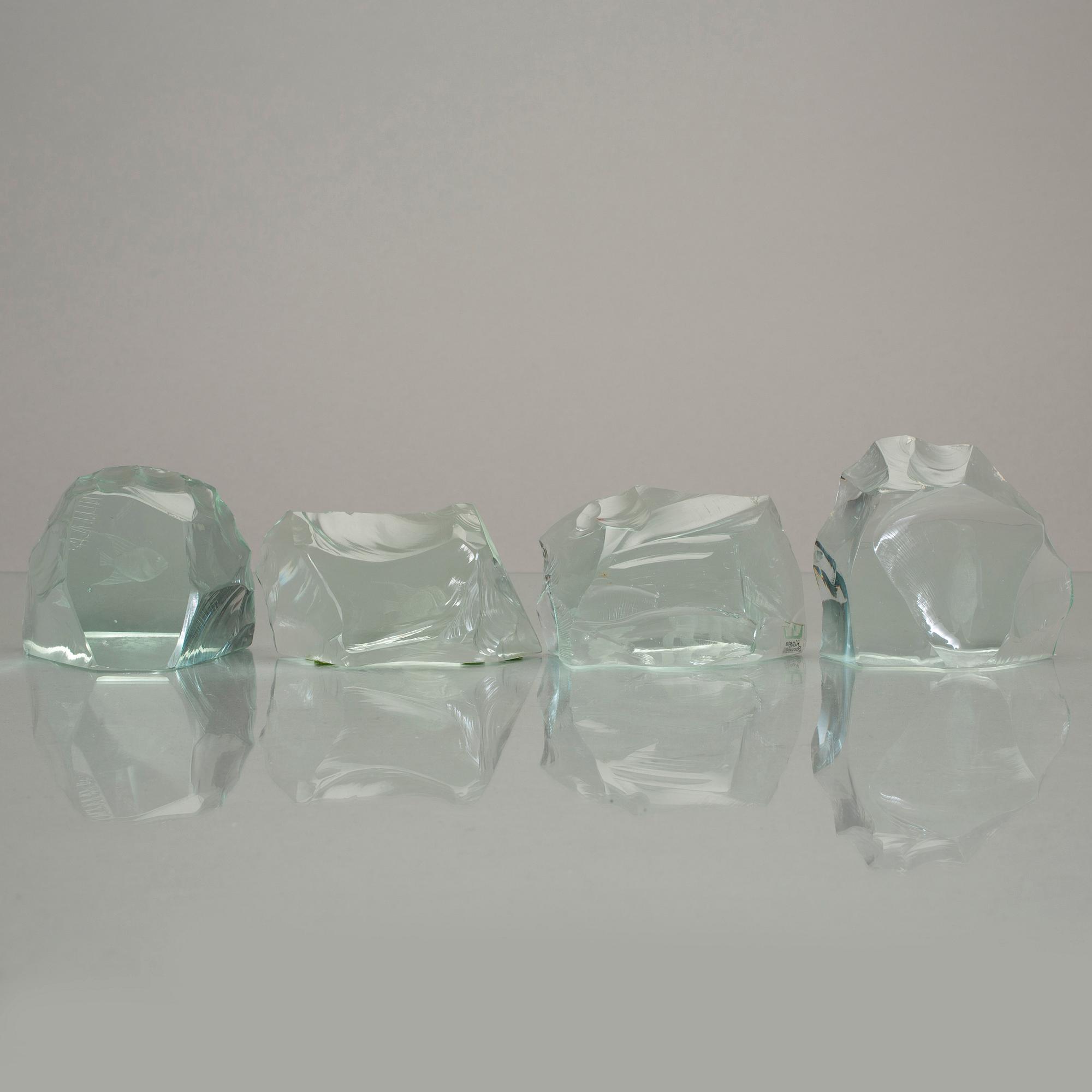 SKULPTURER, 7 st "Isberg", glas, Vicke Lindstrand, signerade, Kosta Boda.