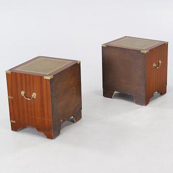 A pair of english style bedside tables, second half of the 20th century.