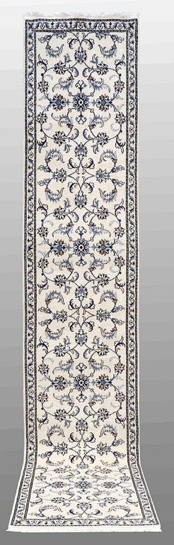 A runner, Nain, ca 383 x 75 cm.