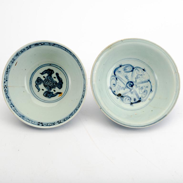 Skålar, två stycken, porslin. Mingdynastin, (1368-1644). För den sydostasiatiska marknaden.