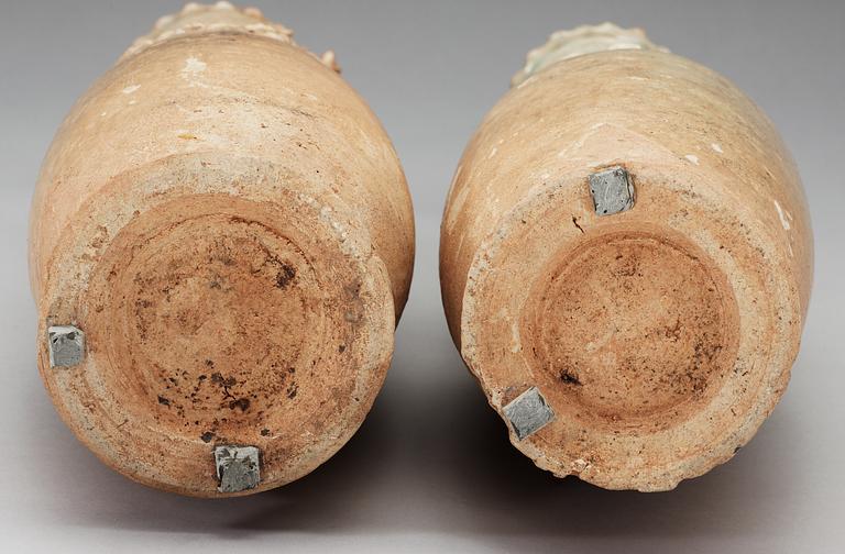 VAS med LOCK, två stycken, keramik. Yuan dynastin (1271-1368).